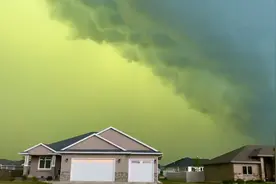 奇观！实拍美国一州出现罕见翠绿色天空  大片乌云翻滚引网友惊叹