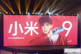 都是三星的屏幕 我掏出小米9一看，网友：这还需要贴膜吗？视频封面