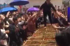 为了滚个”刺床“，男子们争前恐后，网友大呼：这是什么习俗？视频封面