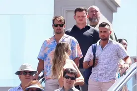 外国小姐姐突然凝视帅哥们 男人们有了爱 很绅士视频封面