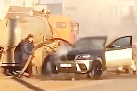 一场有“味道”的灭火，宝马X6路边失火，路过化粪车帮灭火