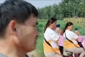 大衣哥到地里干农活，整个拍摄团队跟拍，被网友质疑摆拍作秀！视频封面