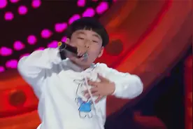 歌声的翅膀：西瓜头男孩玩转说唱，全场都被他感染，起立为他鼓掌视频封面