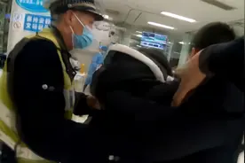 【我为群众办实事】警车为大出血孕妇开道 18个绿灯为生命而亮视频封面