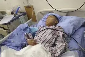 13岁儿子患尿毒症换肾后治疗费告急 父亲收废品救子视频封面