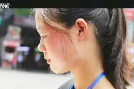 38度高温，15岁少女街头发传单，只为挣钱救弟弟视频封面
