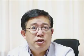 眼睛溅入异物时，要及时到医院就诊以免耽误病情