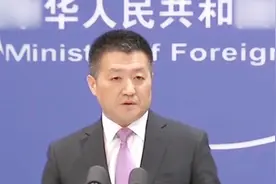 刚刚！美军舰宣称入我南海黄岩岛海域  外交部当场发出最强硬警告视频封面