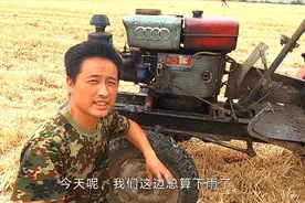 农民等了半个月总算下雨了，赶快开着拖拉机下地播种，希望能下大视频封面