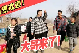 九兄弟的大哥来了！3岁宝宝和爸爸一起迎客，大厨们纷纷上阵视频封面