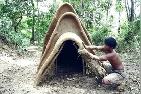 牛人小哥！荒野求生生活，用泥土建造部落小屋视频封面