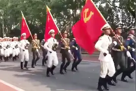 现场！受阅官兵跑步经过旁观市民 脚步声整齐清脆令人“舒适”视频封面
