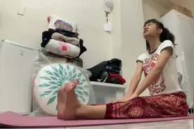 台湾小妹做瑜伽，第一个动作就痛得龇牙咧嘴，这是多久没锻炼了？视频封面