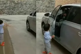 爸爸时隔4个月休假回家，2岁女儿激动迎接，父女相见一刻网友破防视频封面