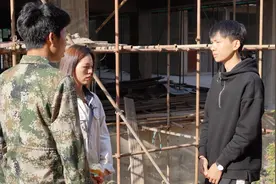 女老板假装乞丐到工地视察，发现工头克扣工友伙食费，开除了工头视频封面