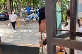 女子和军人男友异地恋，男友父母隔三差五送零食：未来公婆很满意