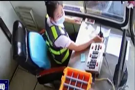 车内传来女子呼救声，脸上还红肿，高速收费员一招机智拦车