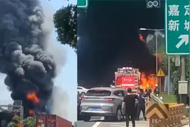 上海嘉定一货车在运输途中发生爆燃 现场火势冲天浓烟滚滚视频封面