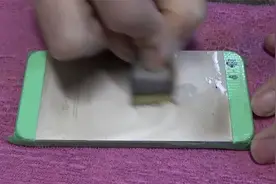 为了方便广大女性补妆，小伙将苹果5S背面打磨成镜子，过程治愈视频封面