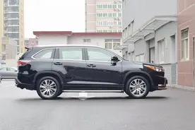 买车怕贬值怎么办？最保值的3款中型SUV，新手照着买就行视频封面