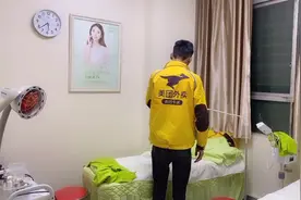 女粉丝说我脸上痘痘多，外卖哥到美容院治痘，挤出来一大堆脏东西