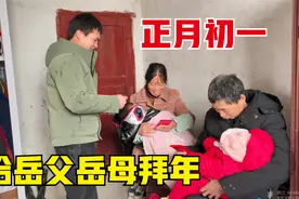 正月初一：去岳母家拜年，姨妹给姐夫端一杯茶，见面就互相给红包视频封面