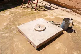 在榆中县北山的黄土塬上常年缺水，当地农民用水窖来集流雨水饮用