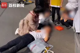 护士街头跪地救人后默默离开 十天后患者送来感谢信视频封面