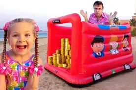 外国小女孩和爸爸在沙滩上玩沙滩玩具，他们玩得很开心视频封面