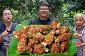 300买一扇牛排骨，先蒸后炸，阿米做“蒜香牛排”外酥里嫩，巴适视频封面