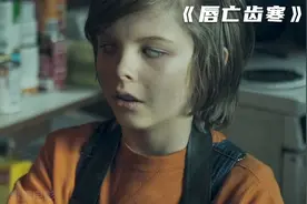 男孩天生没有瞳孔十分可怜，却每天都被妈妈逼着做一些诡异的事！视频封面