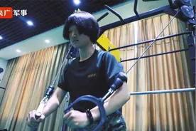 霸气！武警特战女兵秀肌肉视频封面