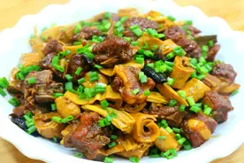 排骨我家喜欢这样烧，加入几种辅料层次更丰富，鲜香可口特别下饭