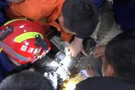 紧急呼救！周口一女孩手臂被卷入剥玉米机中，家长驱车向消防求救视频封面