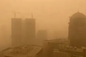 实拍北京沙尘来袭：天空昏黄一片下“泥点”，黄沙逐渐笼罩建筑视频封面
