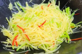 实拍饭店厨师长清炒土豆丝教程，清脆爽口不粘锅，操作简单技术高