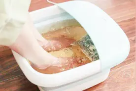 用食盐泡脚，会有什么效果？我也是今天才知道，记得告诉家里人视频封面