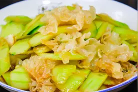 天气热没胃口，试试这道黄瓜拌银耳，清爽开胃，健康营养又低脂！视频封面