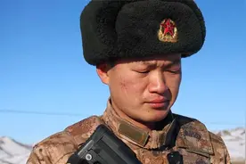 听说班长都有两副面孔？“暖心”“狠心”来回切换视频封面