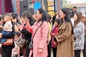 徐州农村最难忘的婚礼：喇叭班搭台现唱，地头吃大席，女人端盘子视频封面