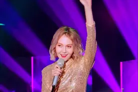 俄罗斯妹子粤语翻唱《喜欢你》，一开口惊艳全场，网友：人美歌甜视频封面