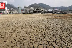 台湾缺水日月潭干涸 潭底龟裂成块状堆满垃圾视频封面