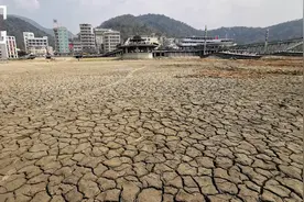 台湾缺水日月潭干涸 潭底龟裂成块状堆满垃圾视频封面