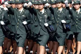 日本阅兵式上，女兵挎着的黑色小包，里面到底放了什么东西？视频封面