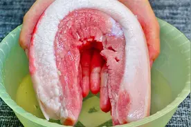 猪肉清洗有妙招，卖肉大姐教我一招，清洗很干净，猪肉鲜嫩无腥味视频封面