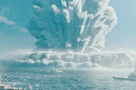 核弹在海中爆炸有多恐怖？数百里高的海啸，航母都差点被倾覆！视频封面