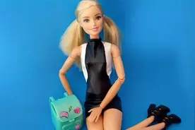 帮助儿童芭比娃娃制作衣服