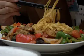 新疆大厨手把手教你做沙棘拌面：口感更劲道视频封面
