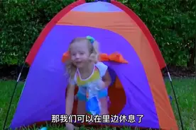 帮她解决困难，幸亏带上了神奇的旅行箱视频封面