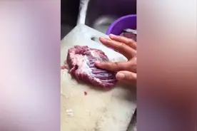 生肉突然在砧板上不停诡异蠕动 女子刚要做饭被吓坏：不敢煮了视频封面